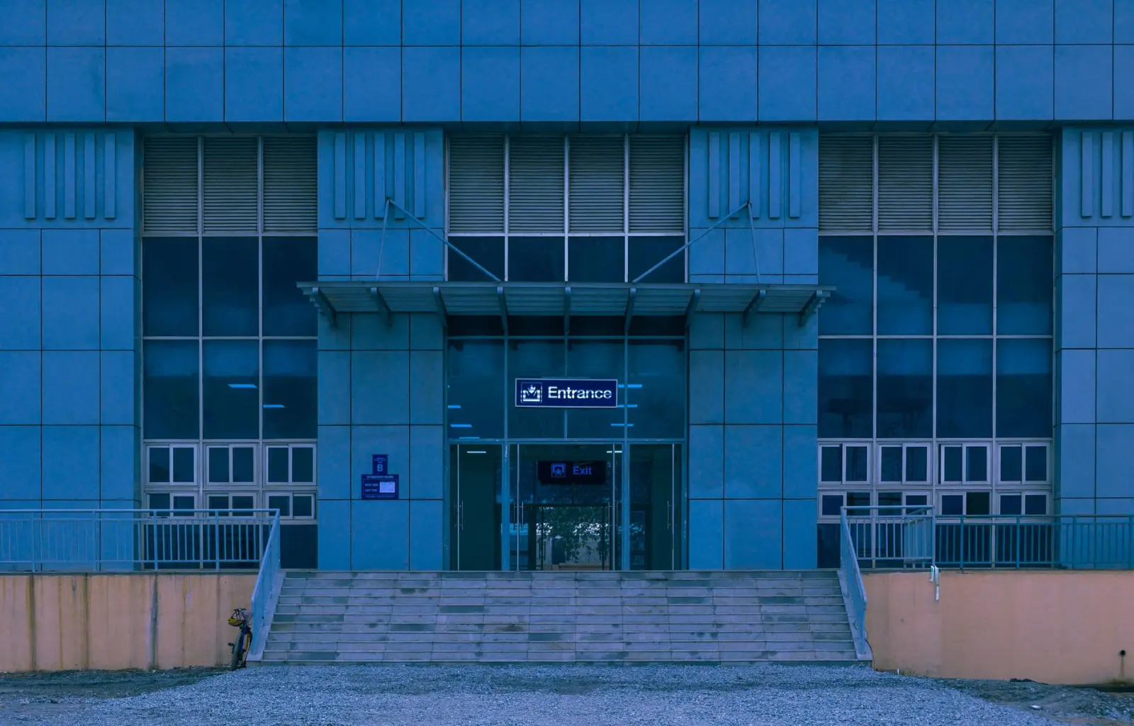 山东网景智能人脸识别闸机在办公楼出入口管理中的应用实践正文配图 1